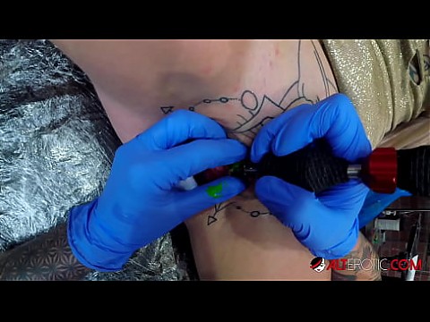 Экстремально татуированная красотка Sully Savage сделала татуировку на клиторе 10 мин.