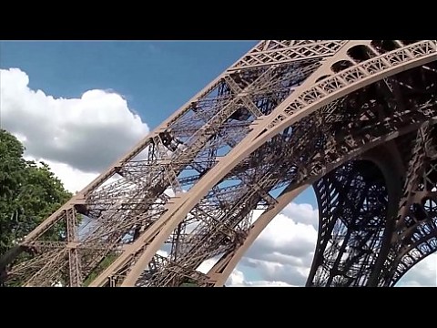 Экстремальный секс у Эйфелевой башни в Париже Франция с хорошенькой девушкой и 2 парнями 19 мин.