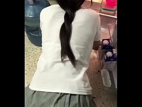 У школьницы тугой анус! Симпатичную мексиканскую студентку трахают в задницу, пока она убирает, когда они одни в ДОМе, ее анус затягивается и входит в нее! (Первая часть) 6 мин.