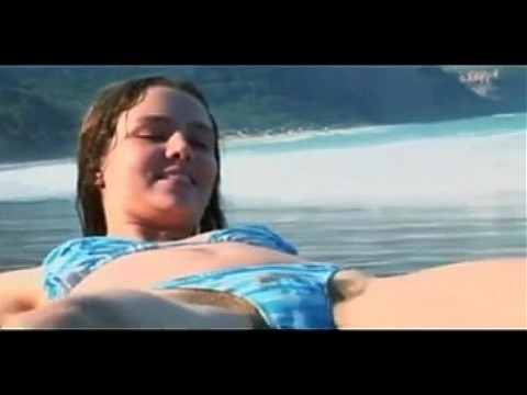 Волосатая киска тинки кончает с мастурбацией на пляже 7 мин.