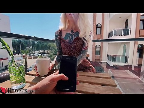 Сексуальная блондинка играет киска секс игрушки в общественном кафе