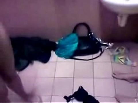 ЖЖМ тройничок в туалете в любительском видео 6 мин.