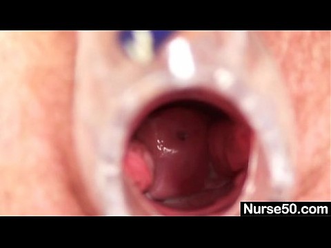 Некрасивая зрелая медсестра мастурбирует гинекологическим инструментом 5 мин.