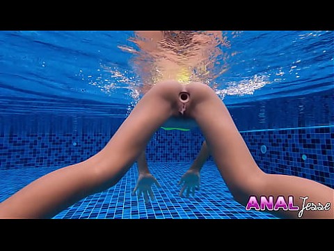 Азиатская девушка плавает с большой анальной пробкой 3 мин.