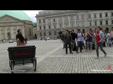 Обнаженная европейская крошка ходит на колеснице на публике 5 мин.