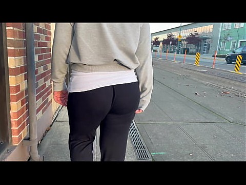 Мама гуляет по городу, видит сквозь штаны с гигантской задницей 5 мин.