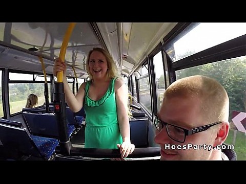 Две сексуальные гулянки в автобусе во время движения в любительском видео 7 мин.